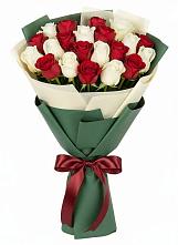 Букет Микс из красных и белых роз в Кандрах