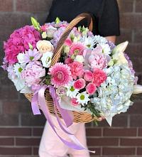 Композиция солнечный день в Кандрах Цветочная композиция из Розы, Хризантемы, Пионы и Лизиантусы в корзине в Кандрах