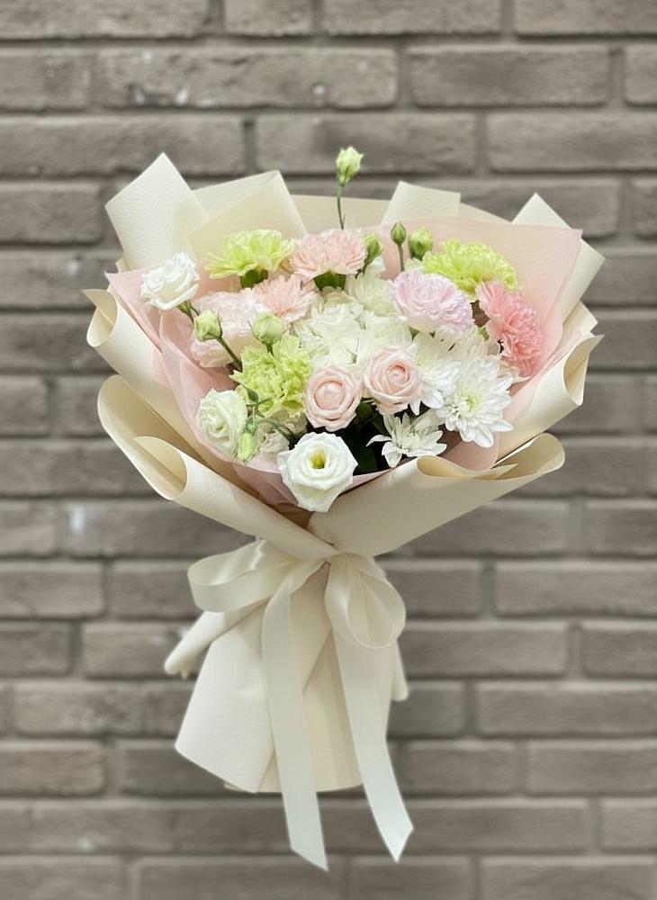 Букет цветов из: Гвоздики, Розы, Лизиантусы и Хризантемы в Кандрах