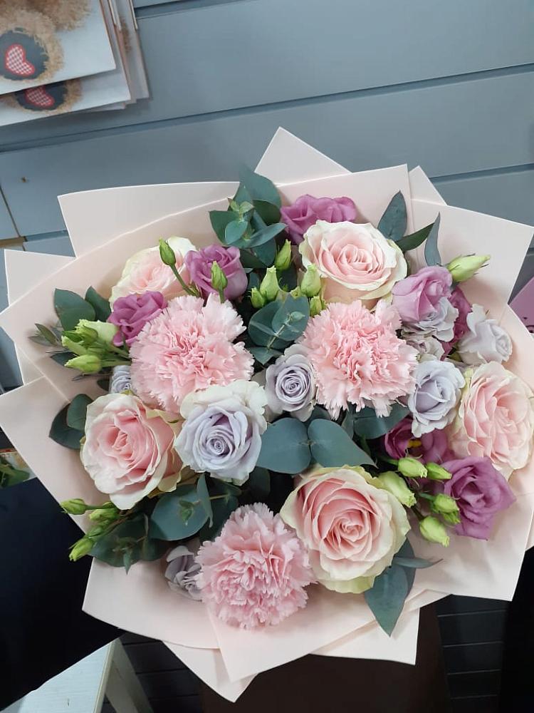 Букет цветов из: Розы, Гвоздики и Лизиантусы в Кандрах